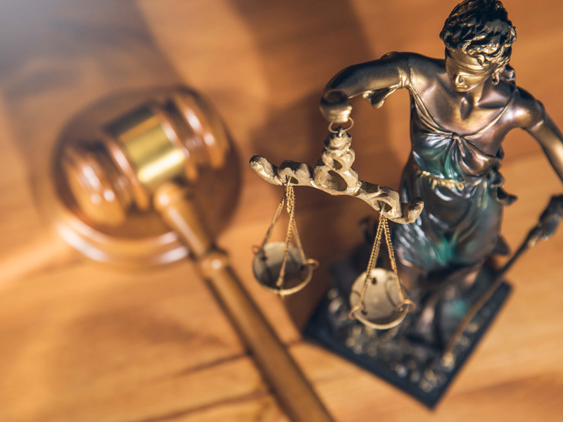 judge gavel with justice lady